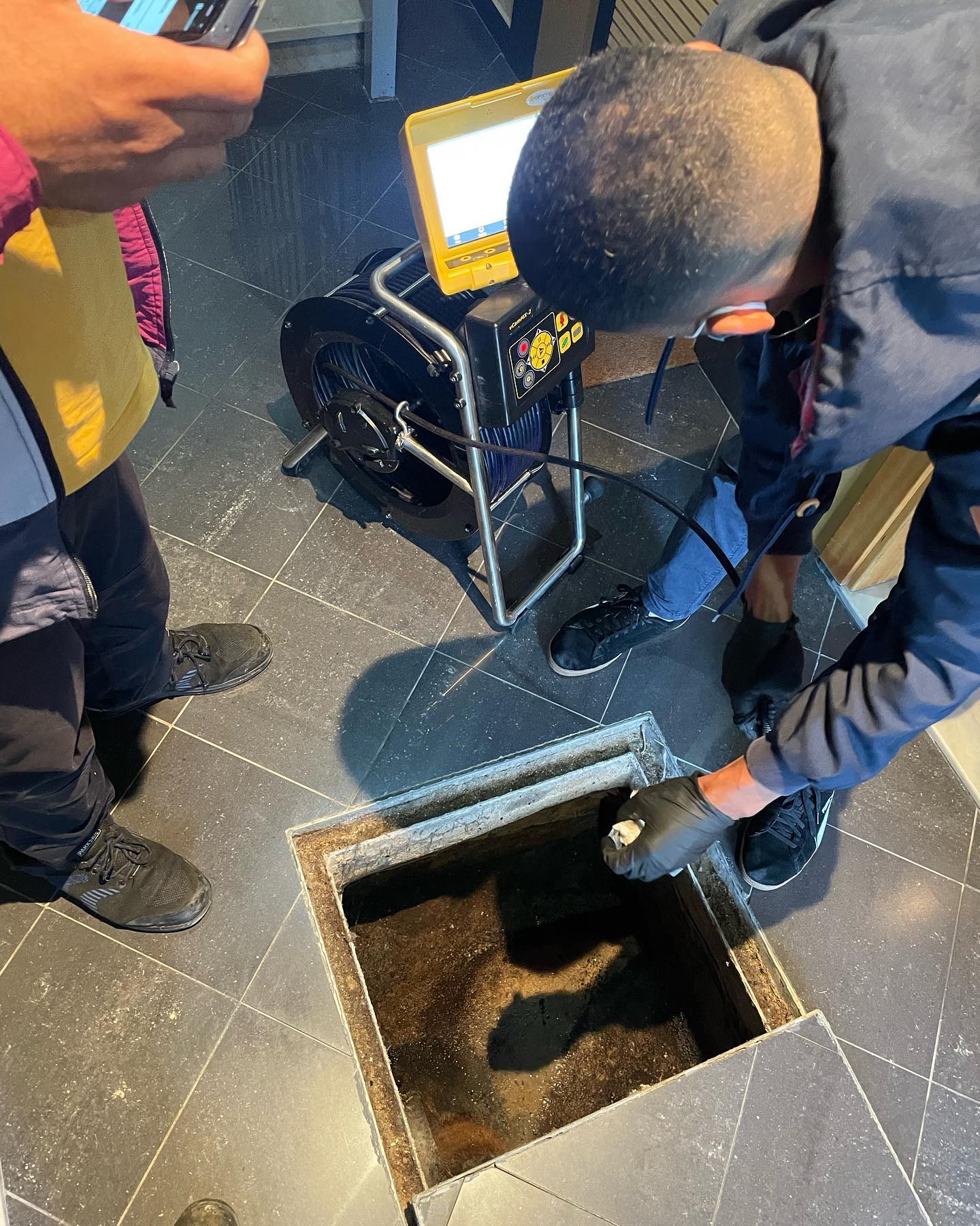 Câmara CCTV Wöhler a fazer diagnóstico de obstrução em caixa de gordura de restaurante em Lisboa