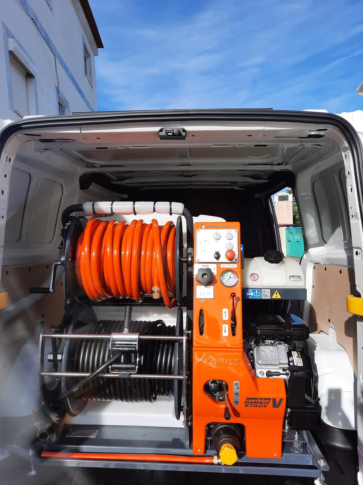 Carrinha DesentopeTOP com hidrojato ROM Compact Certified Stage V de 150 bar e bobinas mangueira laranja para desentupimento de esgotos